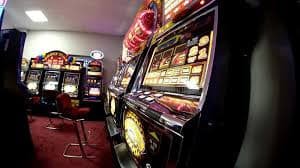 Antarmuka aplikasi maha jitu menampilkan tabel live dealer dan sportsbook di layar mobile